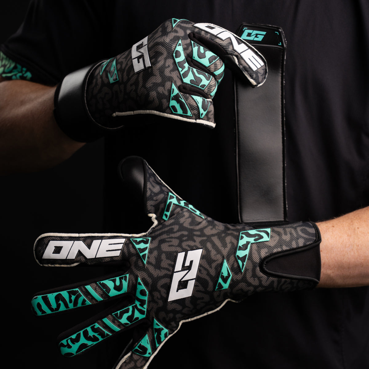 One Glove Mentality Monster GRV Maalivahdin hanskat Musta Hihna Strap