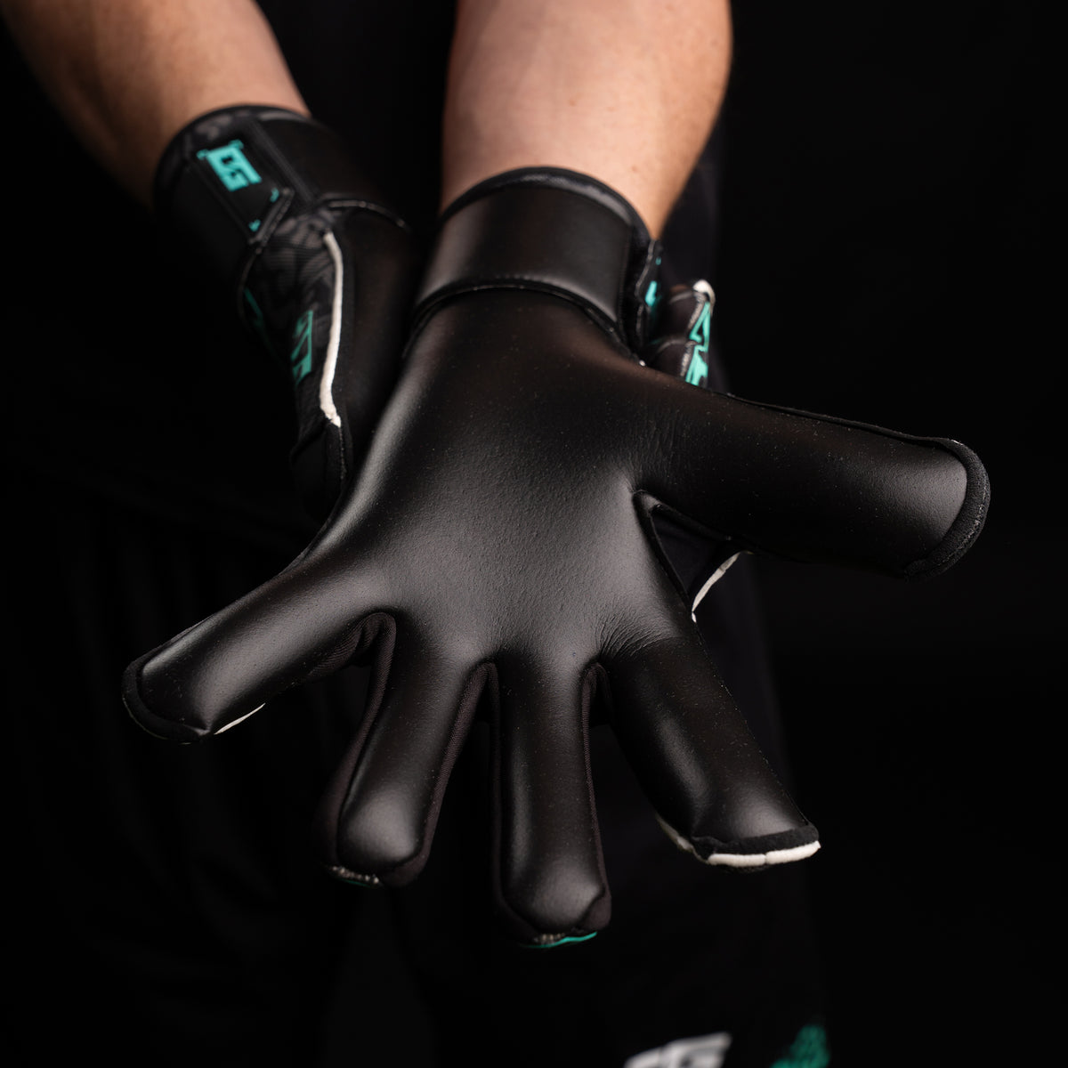 One Glove Mentality Monster GRV Maalivahdin hanskat Musta Kämmen