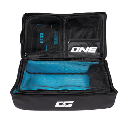 One Glove Goalkeeper Kit Bag Holdall laukku avattuna