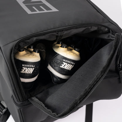 One Glove maalivahdin ultimate kit bag sisältää useita eri säilytysratkaisuja vetoketjuilla